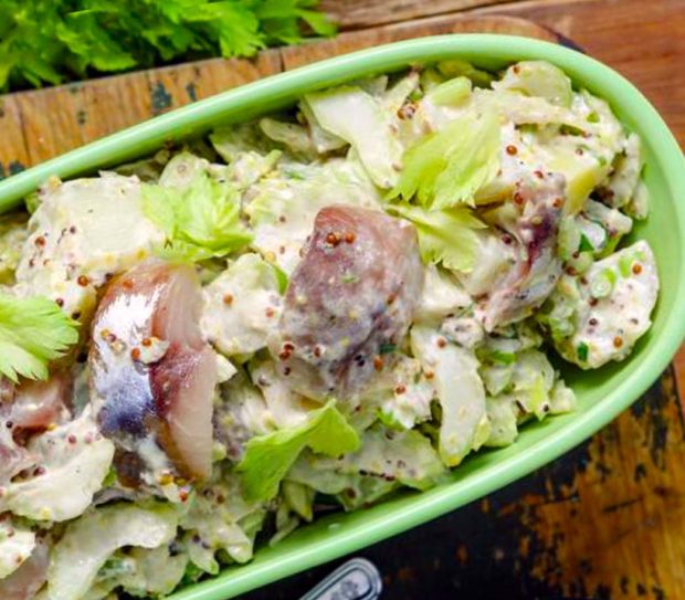 Рецепт: Салат из скумбрии холодного копчения с молодым картофелем