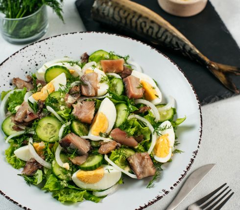 Рецепт: Весняний салат із копченою скумбрією